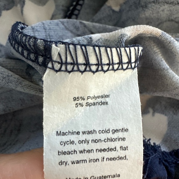 Navy Floral Print Off the Shoulder Lightweight Top Size Small NWOT - Picture 3 of 4